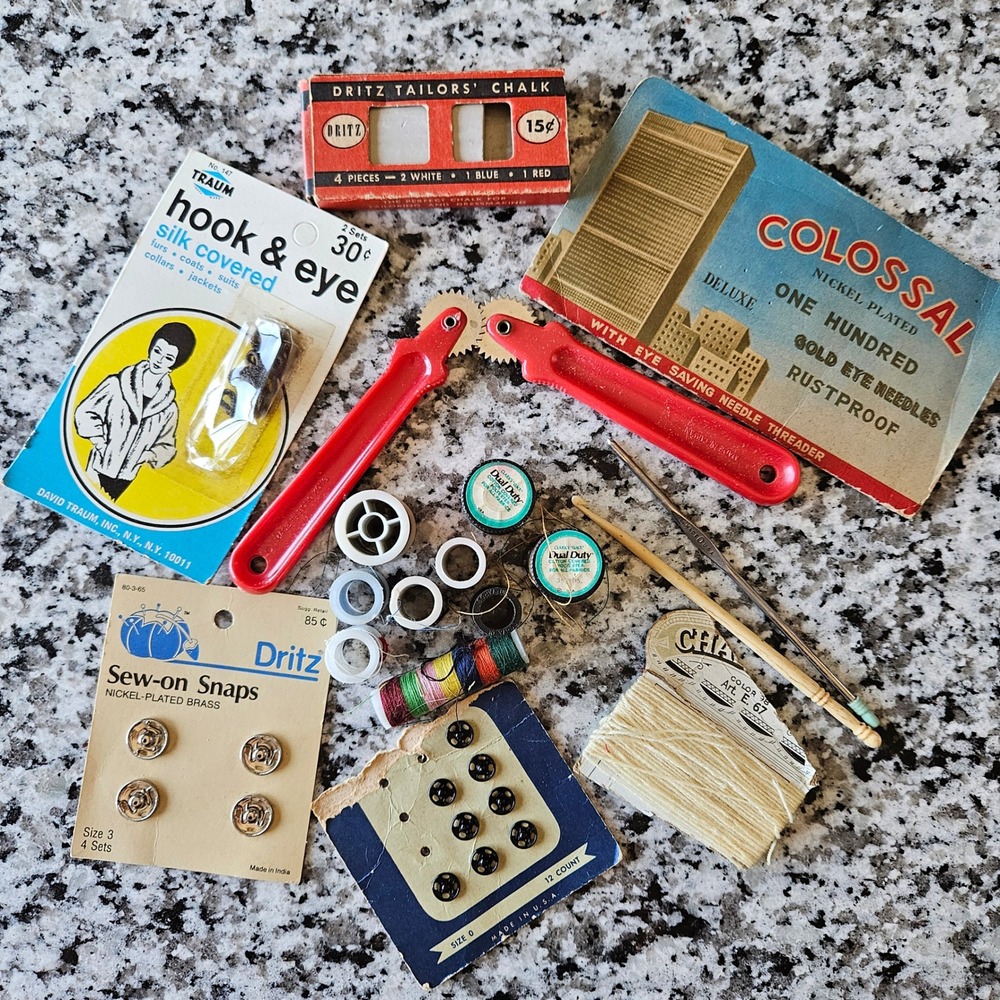 Dritz Traum Vintage Sewing Notions Lot Snaps Needles Chalk Thread Tracing Wheel